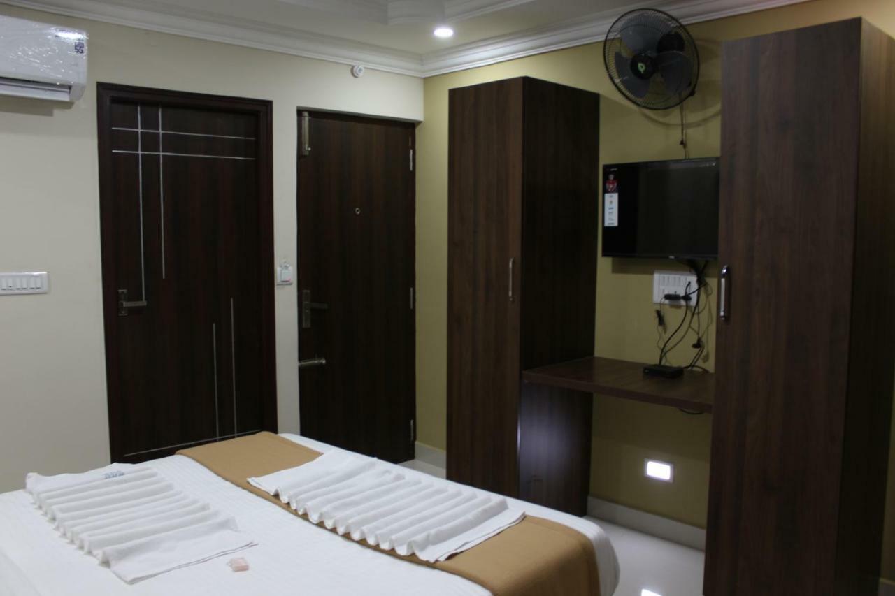 Royal Star Hotels Bangalore Bagian luar foto