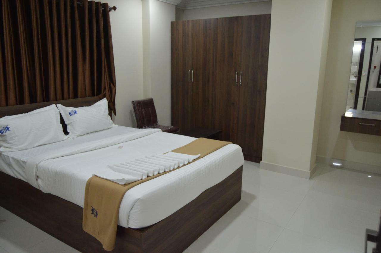 Royal Star Hotels Bangalore Bagian luar foto