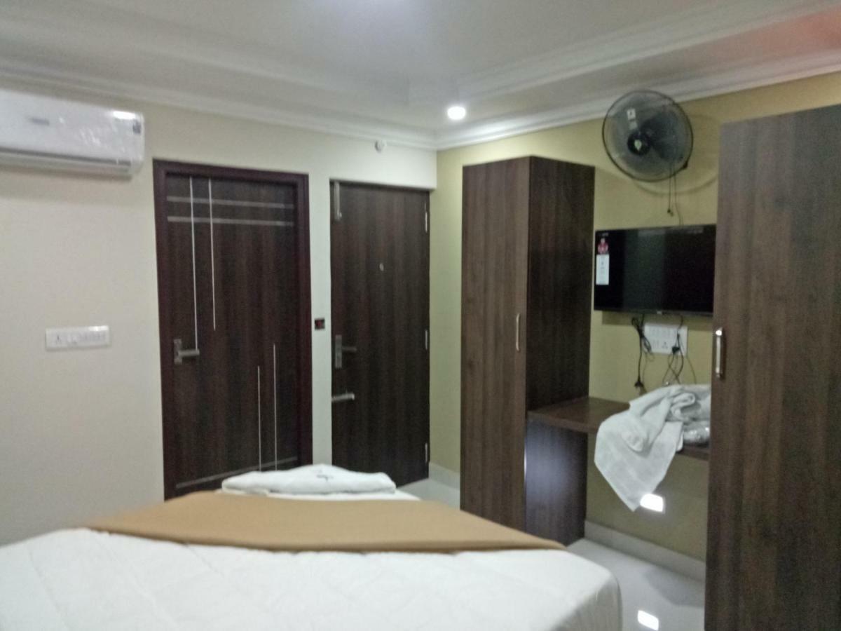 Royal Star Hotels Bangalore Bagian luar foto