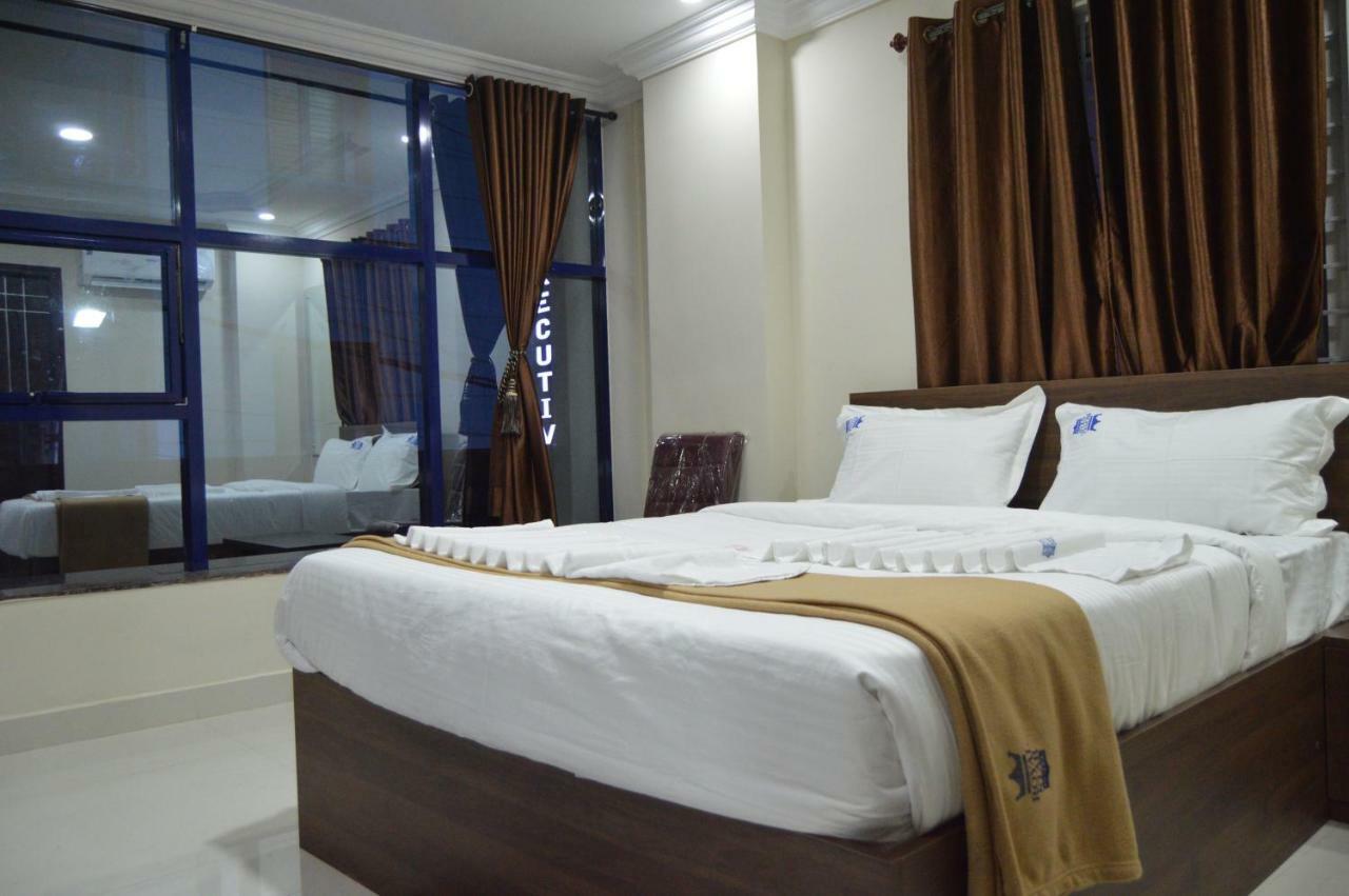 Royal Star Hotels Bangalore Bagian luar foto
