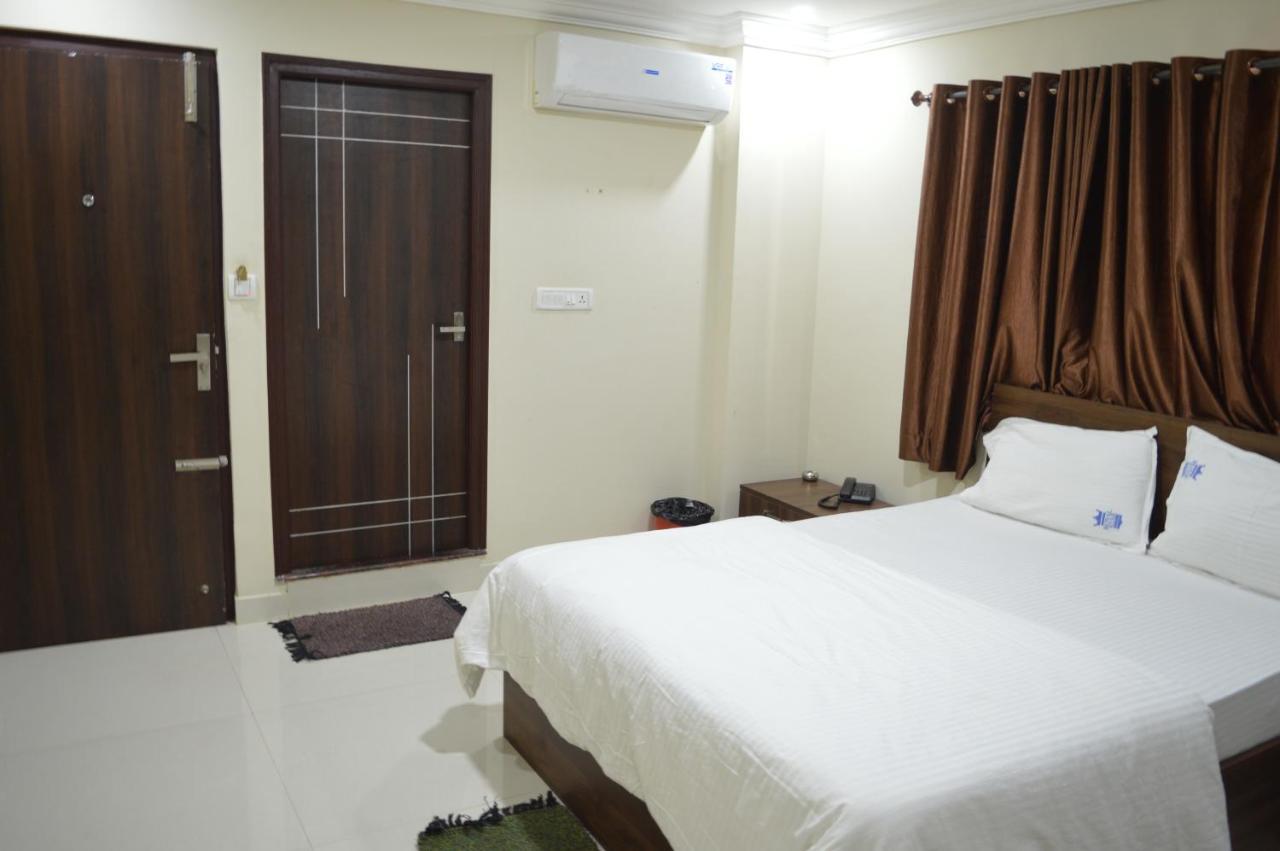 Royal Star Hotels Bangalore Bagian luar foto