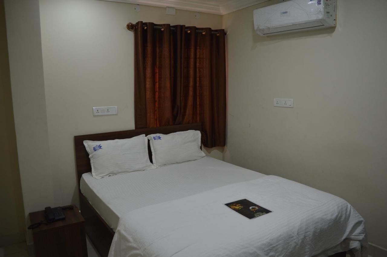 Royal Star Hotels Bangalore Bagian luar foto
