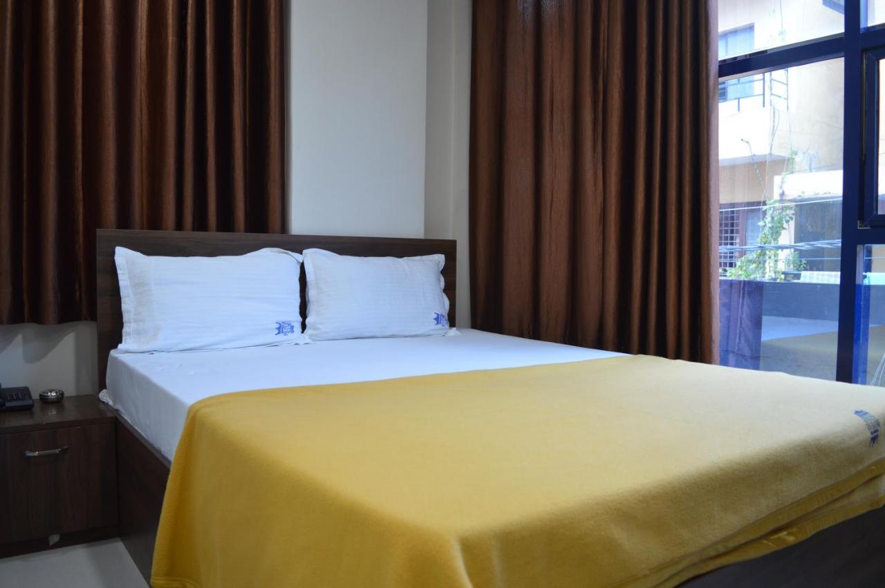 Royal Star Hotels Bangalore Bagian luar foto